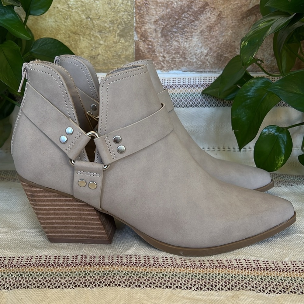 DV Dolce Vita Women’s Kramer Buckle Harness Cut-Out Taupe Ankle Heel Boots, 8.5 - Picture 7 of 17